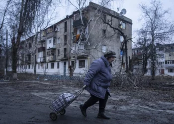 Ucrania dice que Rusia disparó una andanada “masiva” de más de 120 misiles