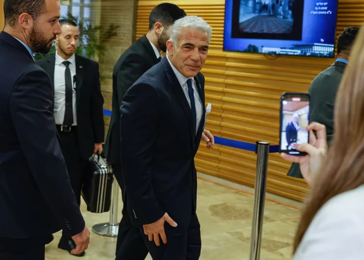 Lapid: Netanyahu vendió el país a los “hardalim”