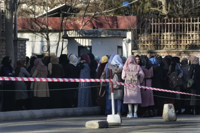 Los talibanes prohíben la educación universitaria a las mujeres afganas