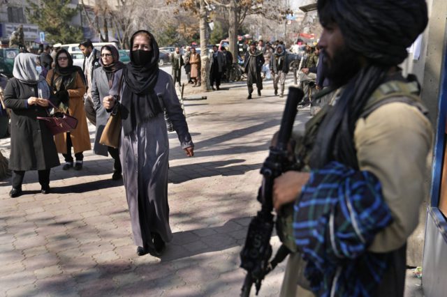 Los talibanes prohíben la educación universitaria a las mujeres afganas