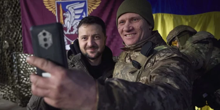 Zelenski visita a soldados ucranianos cerca al frente ruso