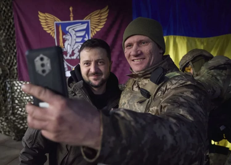 Zelenski visita a soldados ucranianos cerca al frente ruso