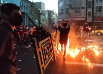 Clérigo de Irán dice que manifestantes no deben ser condenados a muerte