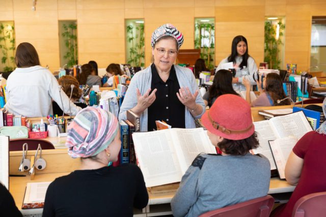 Mujeres se presentan a los exámenes oficiales de la ley judía por primera vez