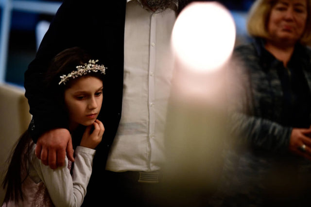 Refugiados judíos de Ucrania celebran Janucá en un refugio húngaro