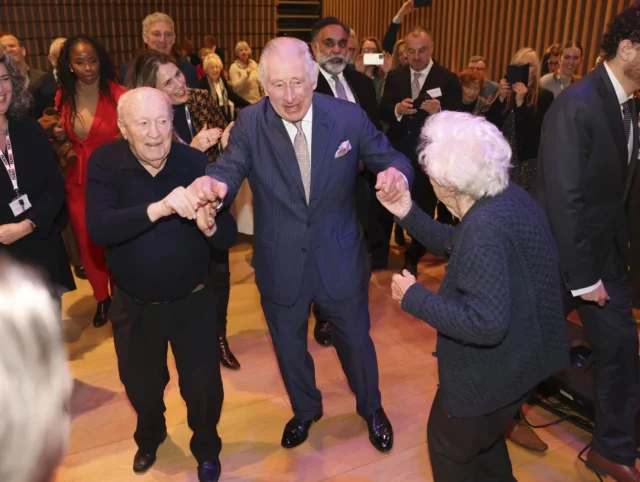 El Rey Carlos baila con la hermanastra de Ana Frank en una fiesta de Jánuca