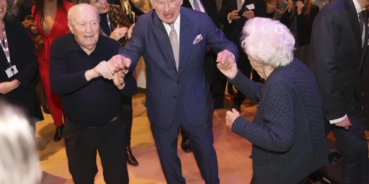 El Rey Carlos baila con la hermanastra de Ana Frank en una fiesta de Jánuca