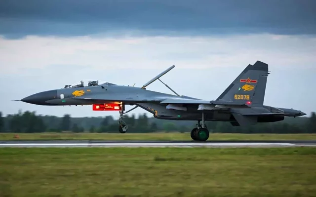 Caza chino J-11 casi choca contra un avión de EE.UU. sobre el Mar de China Meridional