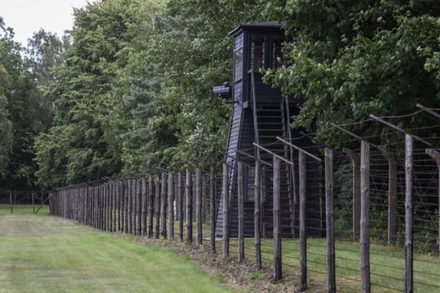 Ex secretaria de campo de concentración nazi es condenada a dos años de cárcel