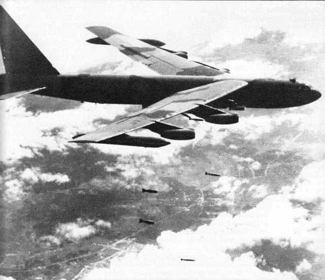 Seis bombarderos B-52 “derribados” en una noche: cómo misiles rusos atacaron cazas estadounidenses