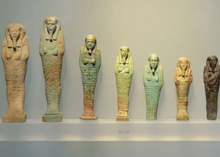 Descubren 20 tumbas antiguas en un yacimiento al norte de Egipto