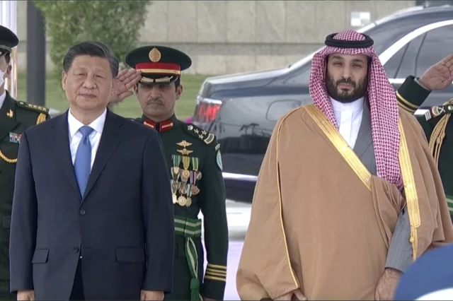 Xi Jinping se reúne con la realeza saudí en su viaje a Medio Oriente