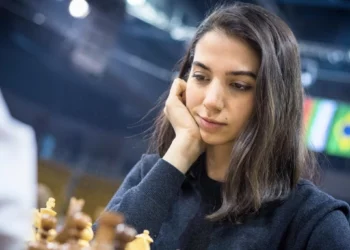 Una mujer iraní compite en un torneo internacional de ajedrez sin hiyab