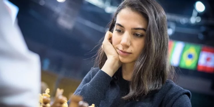Una mujer iraní compite en un torneo internacional de ajedrez sin hiyab