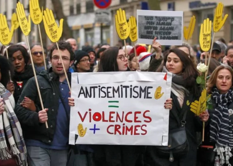 Asesor británico recomienda que las escuelas eduquen sobre el antisemitismo