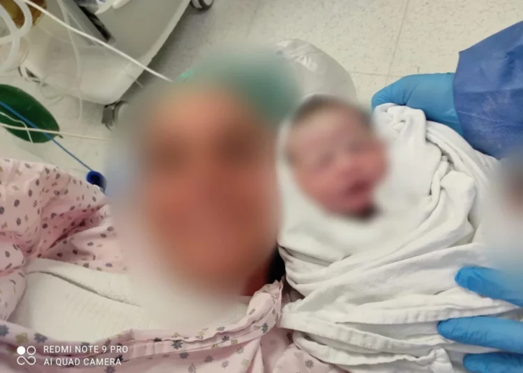 Médicos israelíes salvan a bebé que nació mientras la madre tenía un infarto