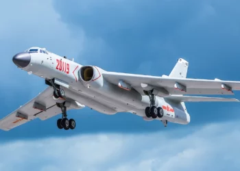 Bombarderos chinos H-6 practican el hundimiento de portaaviones estadounidenses