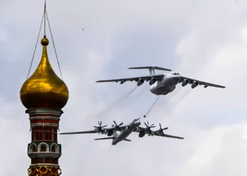 Dos bombarderos rusos Tu-95MS junto a cazas Su-30 y Su-35 patrullan el Mar de Japón