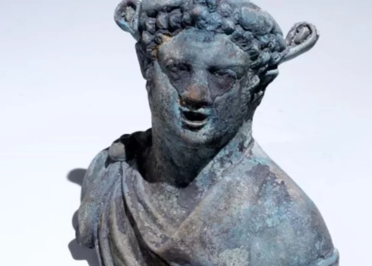 Arqueólogos hallan cabezas de piedra de dioses griegos en la antigua ciudad de Aizanoi