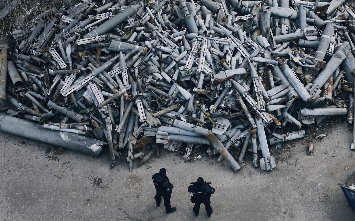 El 3 de diciembre de 2022, en Kharkiv (Ucrania), agentes de policía examinan los fragmentos de los cohetes rusos que impactaron en la ciudad. (Libkos/Fotos AP)