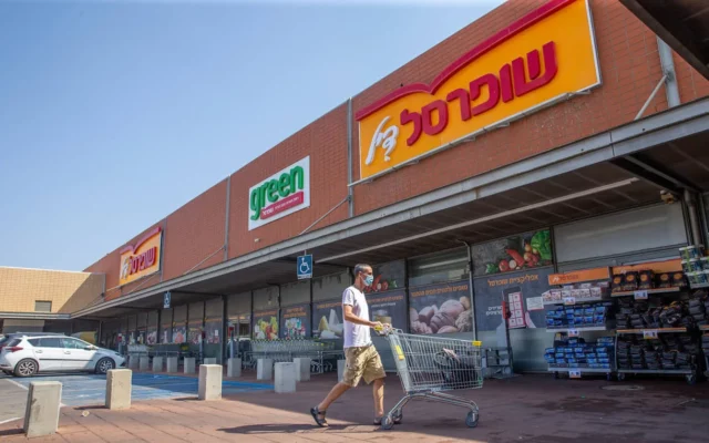 La cadena de supermercados Shufersal cede ante la subida de precios de Tnuva