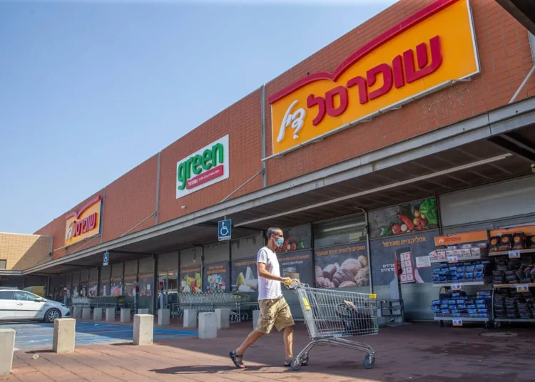 La cadena de supermercados Shufersal cede ante la subida de precios de Tnuva