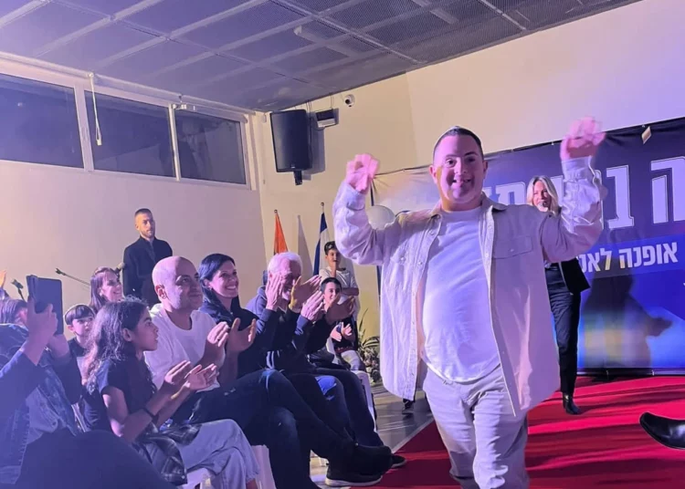 Israelíes con discapacidad muestran su estilo en el desfile de moda de Kfar Saba