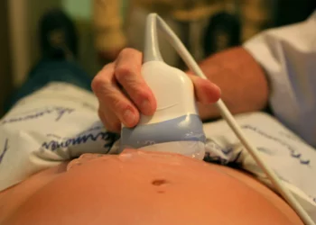 Tribunal israelí detiene pruebas para encontrar a la madre de un bebé fruto de un intercambio de embriones