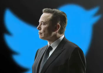 Elon Musk y la OMS discuten en Twitter