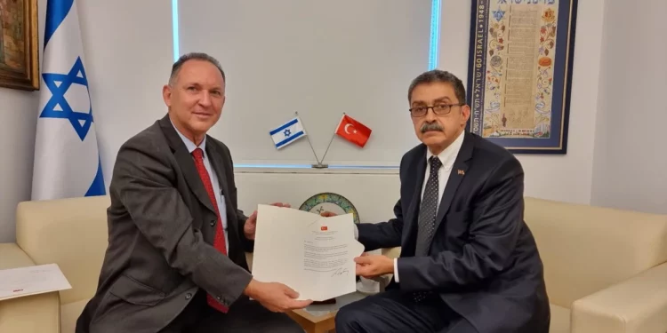 El nuevo enviado de Turquía a Israel comienza a trabajar tras cuatro años de suspensión de vínculos