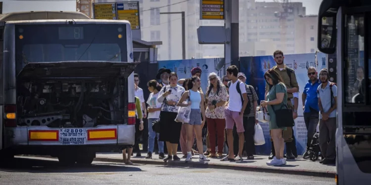 Los israelíes esperan en promedio de 14 minutos en el transporte público