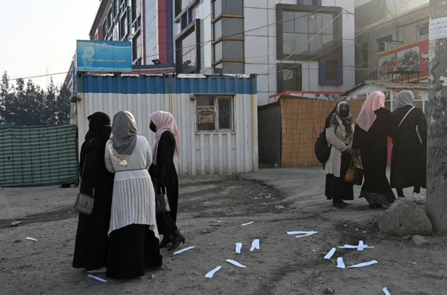 Talibanes armados impiden a las mujeres afganas entrar en las universidades 