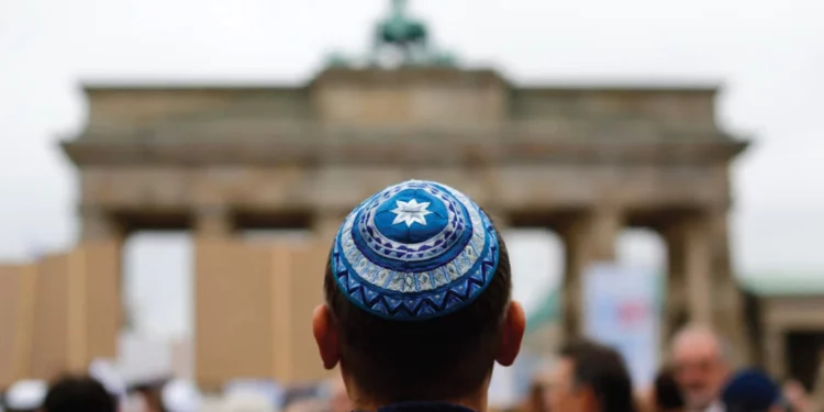 Presentador de televisión francés preguntó a un invitado judío por qué lleva kipá