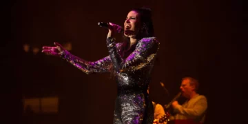 Un documental de Disney+ narra el ascenso de la cantante judía Idina Menzel