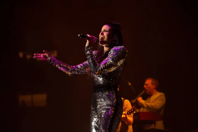 Un documental de Disney+ narra el ascenso de la cantante judía Idina Menzel