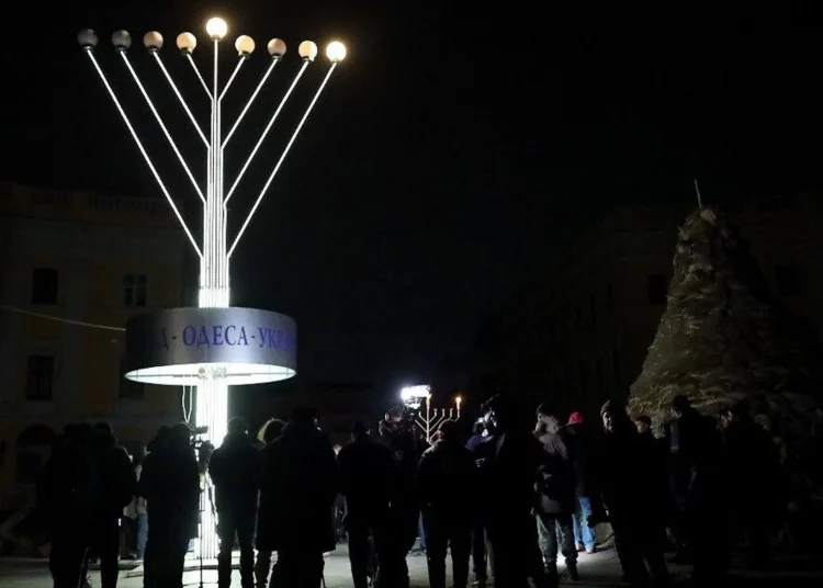 Judíos ucranianos celebran Janucá en medio de los ataques rusos