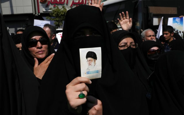 Irán condena a 3 años de cárcel a la sobrina de Jamenei por criticar al régimen islámico