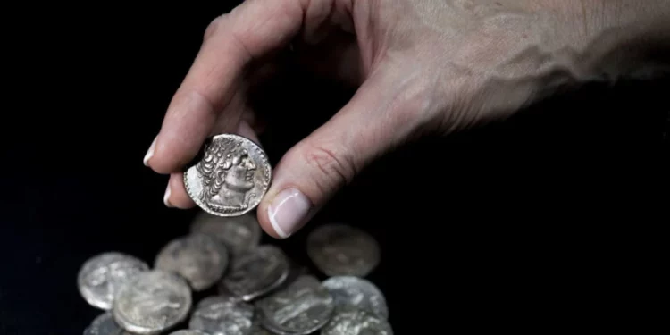 Hallan monedas del periodo macabeo de 2.200 años de antigüedad en el desierto de Judea