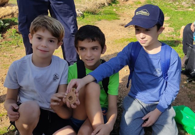 Niños israelíes hallan una lámpara de 2 mil años de antigüedad en Galilea