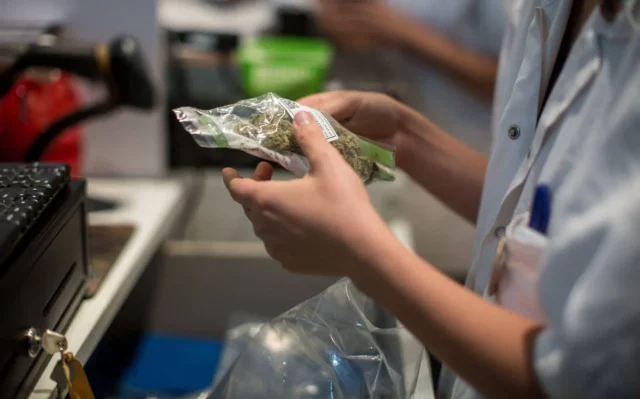 Israel desmantela red de médicos que vendían ilegalmente licencias de cannabis medicinal