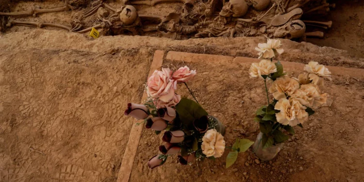 España exhuma 53 cadáveres de fosas clandestinas de la dictadura franquista