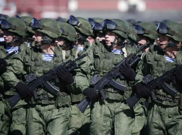 Putin aprueba un presupuesto “ilimitado” para el ejército ruso: ¿Fallaron las sanciones?