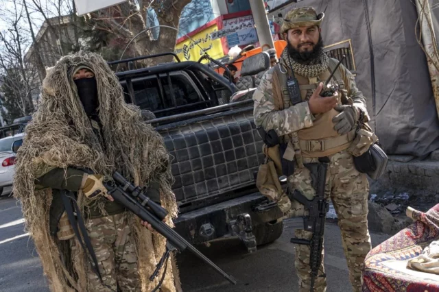 Los talibanes ordenan a todas las ONG que dejen de contratar a mujeres
