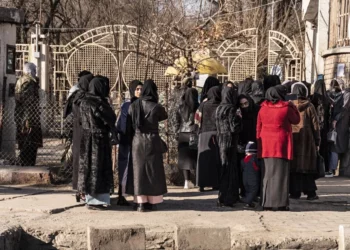 Talibanes armados impiden a las mujeres afganas entrar en las universidades