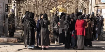 Talibanes armados impiden a las mujeres afganas entrar en las universidades