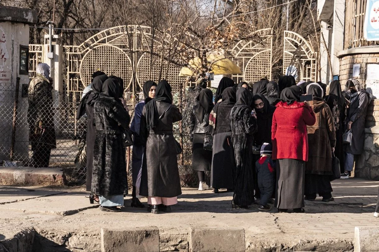 Talibanes armados impiden a las mujeres afganas entrar en las universidades