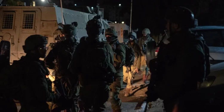Tropas israelíes son atacadas por palestinos durante una redada antiterrorista en Judea y Samaria