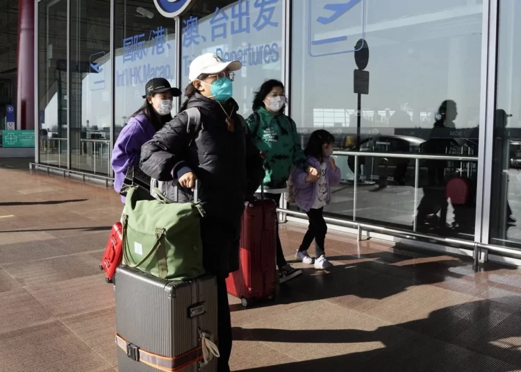 EE.UU. exigirá a los viajeros procedentes de China que den negativo en las pruebas de COVID