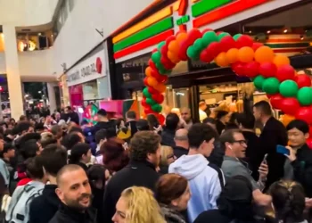 Israelíes acuden en masa a la apertura de la primera tienda de 7-Eleven