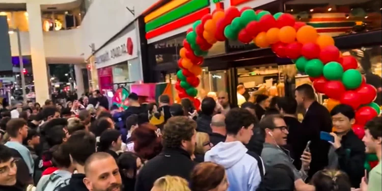 Israelíes acuden en masa a la apertura de la primera tienda de 7-Eleven